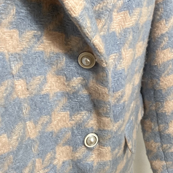 BLACK RIBBON women’s Medium Size light color coat. Keeps you warm and comfy - Picture 4 of 9